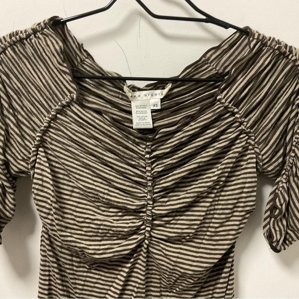Max Studio Pleated Striped Brown & Tan Rayon Spandex Blend Short Sleeve Top! - Picture 2 of 9